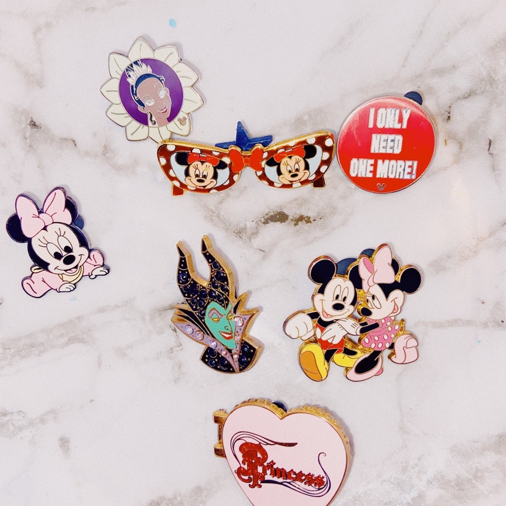 DISNEY PIN CHARACTERS COLLECTION TOY